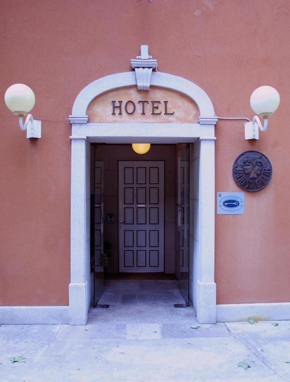 Doge Inn Ronchi Dei Legionari Buitenkant foto